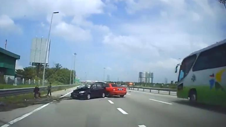 Πετάχτηκαν στον δρόμο μετά από ατύχημα! 